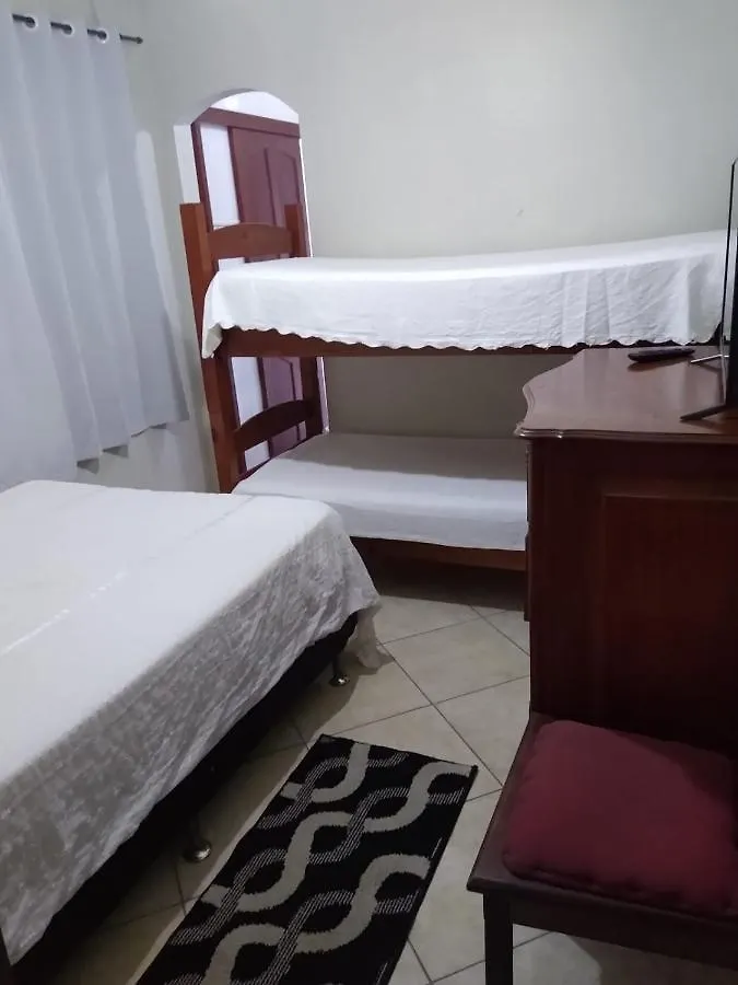 Cabo Frio Suíte com cozinha Quarto em Acomodações Particulares